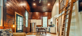 Corton Lodge on the Elk River - Riverview Suite