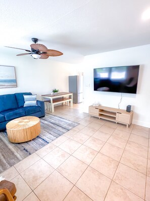 Smart TV, fireplace, ping pong