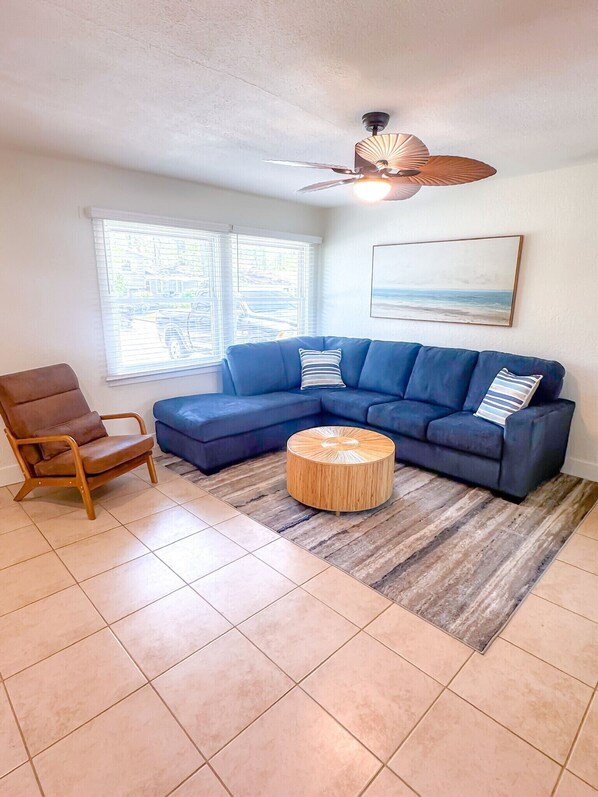 Älytelevisio, takka, pöytätennispöytä