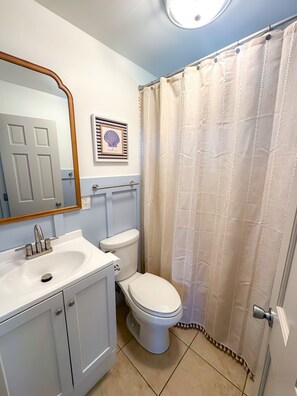 Hiustenkuivaaja, pyyhkeet, saippua, sampoo