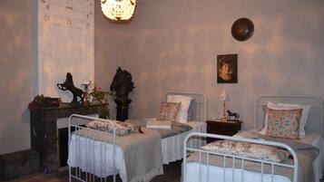 Minibar, free WiFi, bed sheets