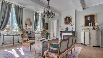 Classic Double or Twin Room, Garden View | Living area