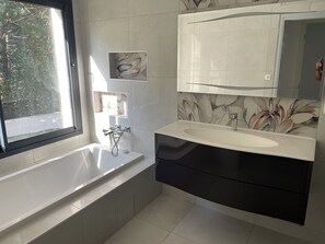 Een douche, een haardroger, toiletpapier