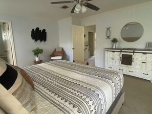 3 室のベッドルーム、デスク、アイロン / アイロン台、旅行用ベビーベッド