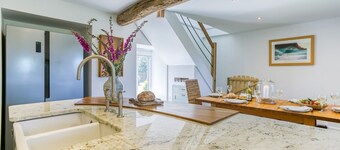 Ysgubor Gwenyn Haf  - sleeps 6 guests  in 3 bedrooms