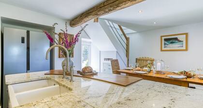 Ysgubor Gwenyn Haf - sleeps 6 guests in 3 bedrooms