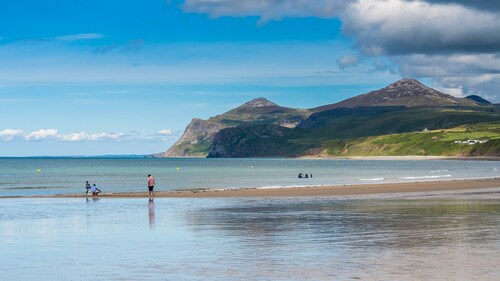 Ysgubor Gwenyn Haf  - sleeps 6 guests  in 3 bedrooms