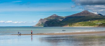 Ysgubor Gwenyn Haf  - sleeps 6 guests  in 3 bedrooms