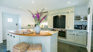 Fridge, microwave, oven, dishwasher - Ysgubor Gwenyn Haf - sleeps 6 guests in 3 bedrooms (Nefyn)