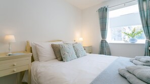 1 bedroom, iron/ironing board, travel cot, free WiFi - Gwenyn Haf Bach - sleeps 2 guests  in 1 bedroom (Nefyn)
