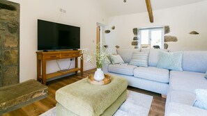 TV, fireplace - Gwenyn Haf Bach - sleeps 2 guests  in 1 bedroom (Nefyn)