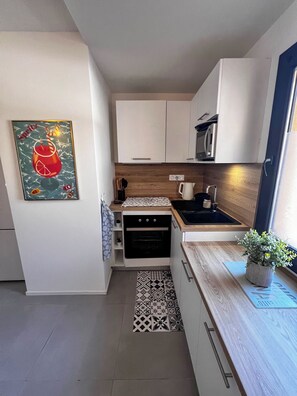 Apartment, 2 Bedrooms, Terrace, Hill View | Private kitchenette