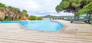 Piscine extérieure (ouverte en saison)