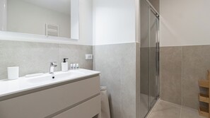 Shower, hair dryer, bidet, towels