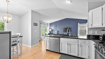 Geladeira, micro-ondas, fogão, cooktop