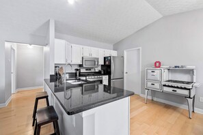 Réfrigérateur, micro-ondes, four, plaque de cuisson