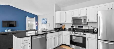 Réfrigérateur, four à micro-ondes, un four, surface de cuisson