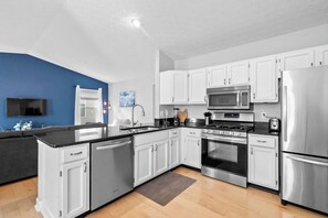 Jääkaappi, mikroaaltouuni, uuni, liesi