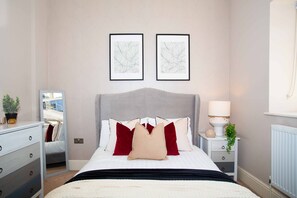 2 bedrooms, iron/ironing board, Internet, bed sheets - The Most Central Boutique Harrogate Gem (Harrogate)