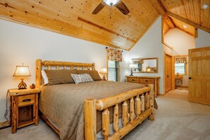 4 bedrooms, free WiFi, bed sheets - New! Woodsy Hideaway w/ Hot Tub & Fire Pit (Oakland)