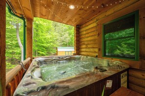 Indoor spa tub - New! Woodsy Hideaway w/ Hot Tub & Fire Pit (Oakland)