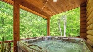 Un bain à remous avec vue sur une forêt.
