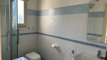 Asciugacapelli, bidet, asciugamani, sapone