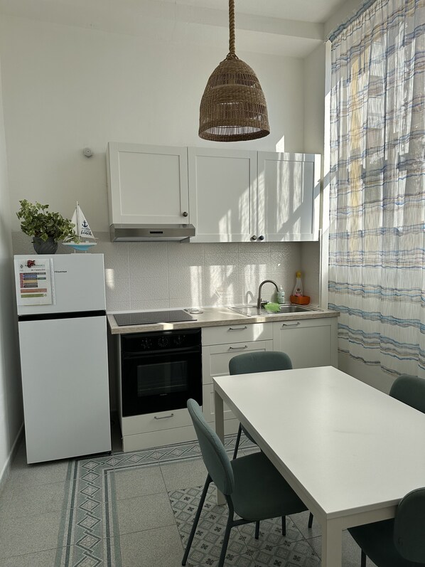 Fridge, oven, stovetop, coffee/tea maker