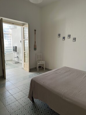 2 habitaciones, tabla de planchar con plancha y cuna de viaje 