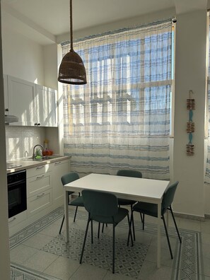 Dining - A stone's throw from the sea - lovely three-room apartment in Locri (Locri)