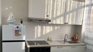 Kühlschrank, Ofen, Herdplatte, Wasserkocher mit Kaffee-/Teezubehör