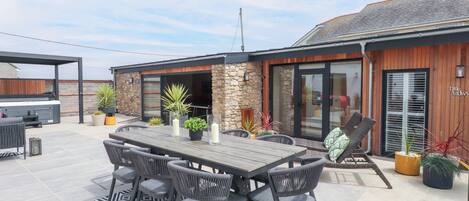 รับประทานอาหารกลางแจ้ง