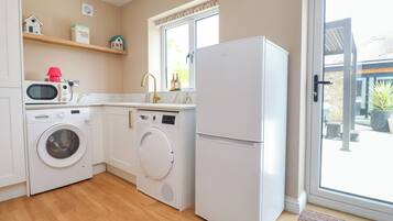 Dishwasher, cookware/dishes/utensils