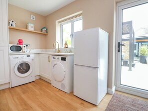 Dishwasher, cookware/dishes/utensils - Ardwyn (Rhosneigr)