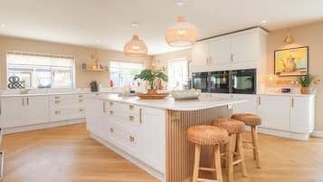 Dishwasher, cookware/dishes/utensils