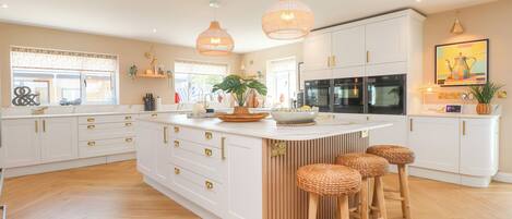 Lave-vaisselle, batterie de cuisine, vaisselle et ustensiles