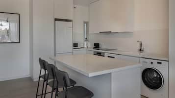 Luxury Apartment, City View | Private kitchen