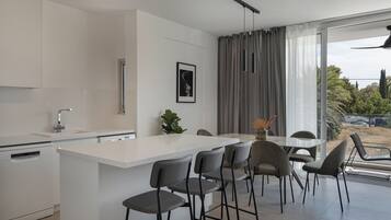 Luxury Apartment, City View | Private kitchen