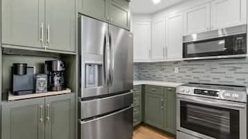 KĂŒhlschrank, Mikrowelle, Ofen, Herdplatte