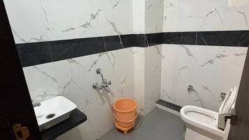 Bañera y ducha independientes, toallas, jabón, shampoo