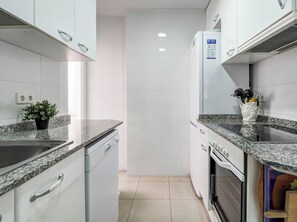 Jääkaappi, mikroaaltouuni, uuni, astianpesukone