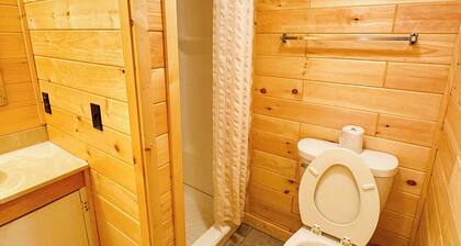 Charming 2-bedroom pet friendly cottage, right by ferry in Mackinaw City.