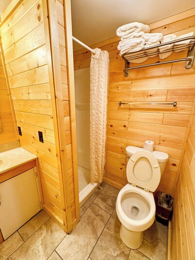Charming 2-bedroom pet friendly cottage, right by ferry in Mackinaw City.
