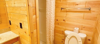 Charming 2-bedroom pet friendly cottage, right by ferry in Mackinaw City.