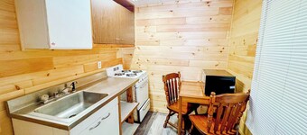 Charming 2-bedroom pet friendly cottage, right by ferry in Mackinaw City.