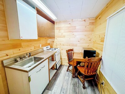 Charming 2-bedroom pet friendly cottage, right by ferry in Mackinaw City.