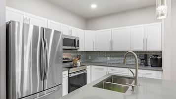 Frigorifero, microonde, forno, piano cottura