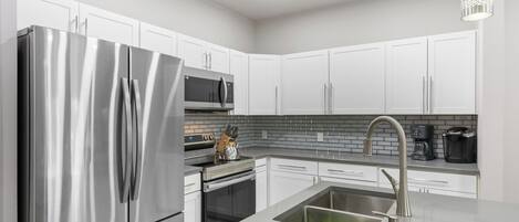 Réfrigérateur, micro-ondes, four, plaque de cuisson