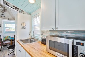 Fridge, microwave, oven, stovetop - Beach Cottage Tiny Home (Umatilla)