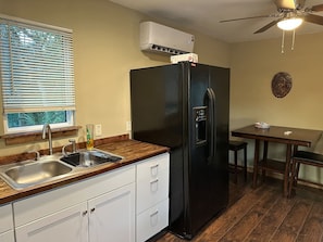 Geladeira, micro-ondas, fogão, cooktop